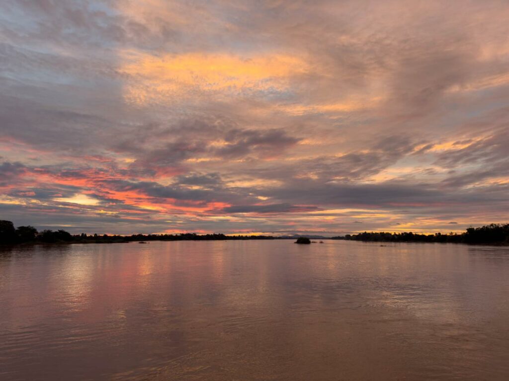 Crépuscule sur les 4000 îles