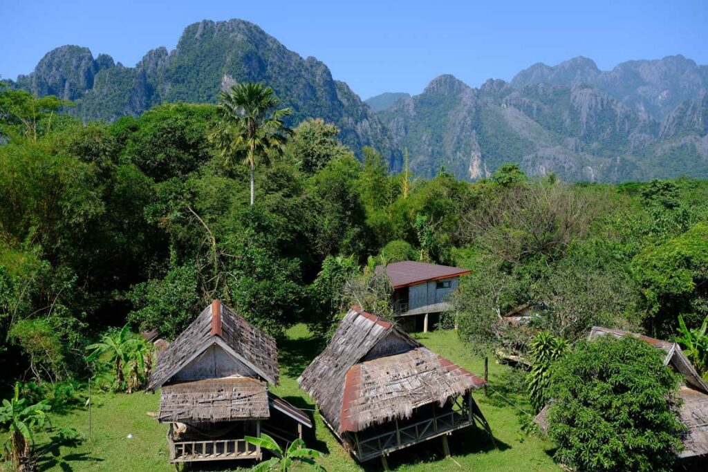 Le village au pied des géants