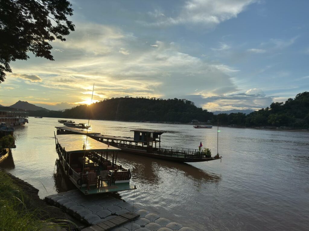 Étreinte Dorée du Mékong