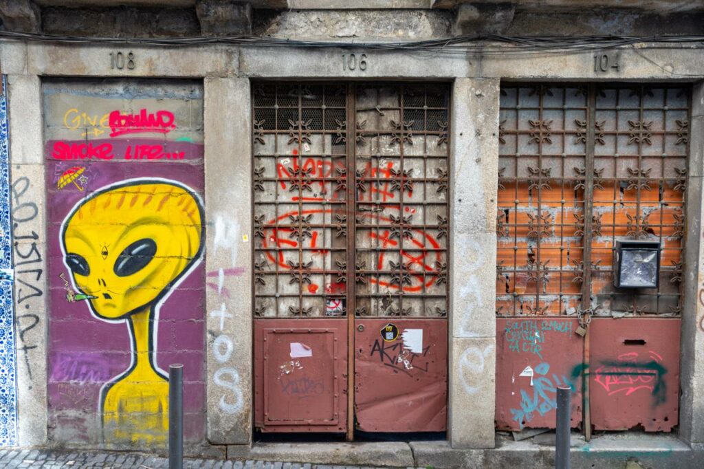 Regard d’Ailleurs sur Façades Fanes